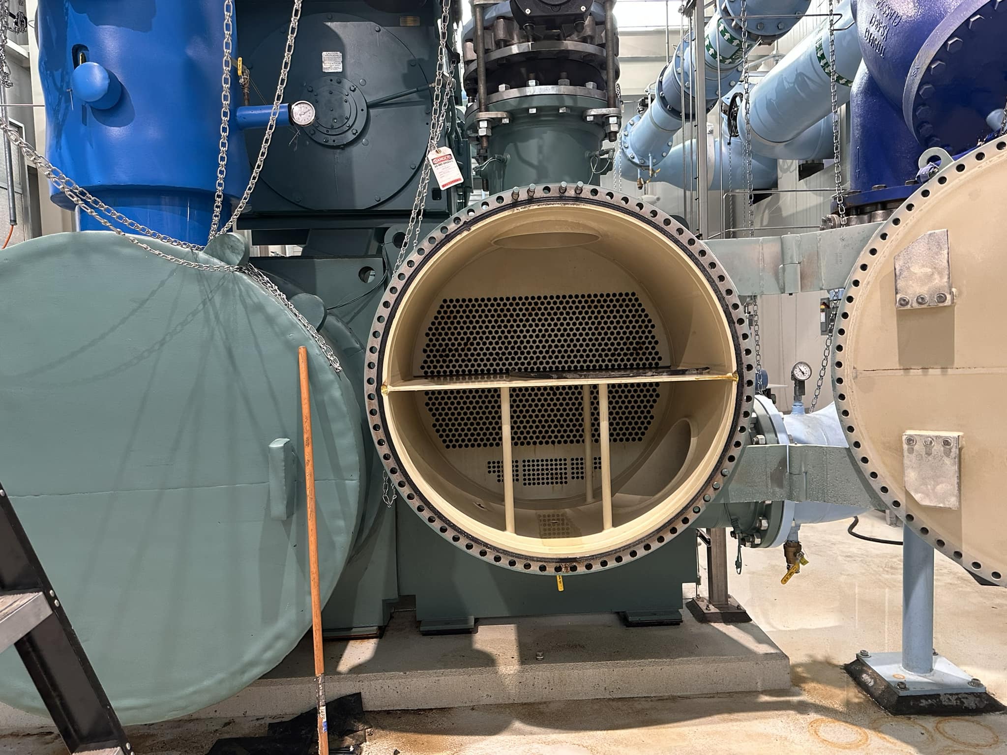 Technicians Learn Chiller Maintenance